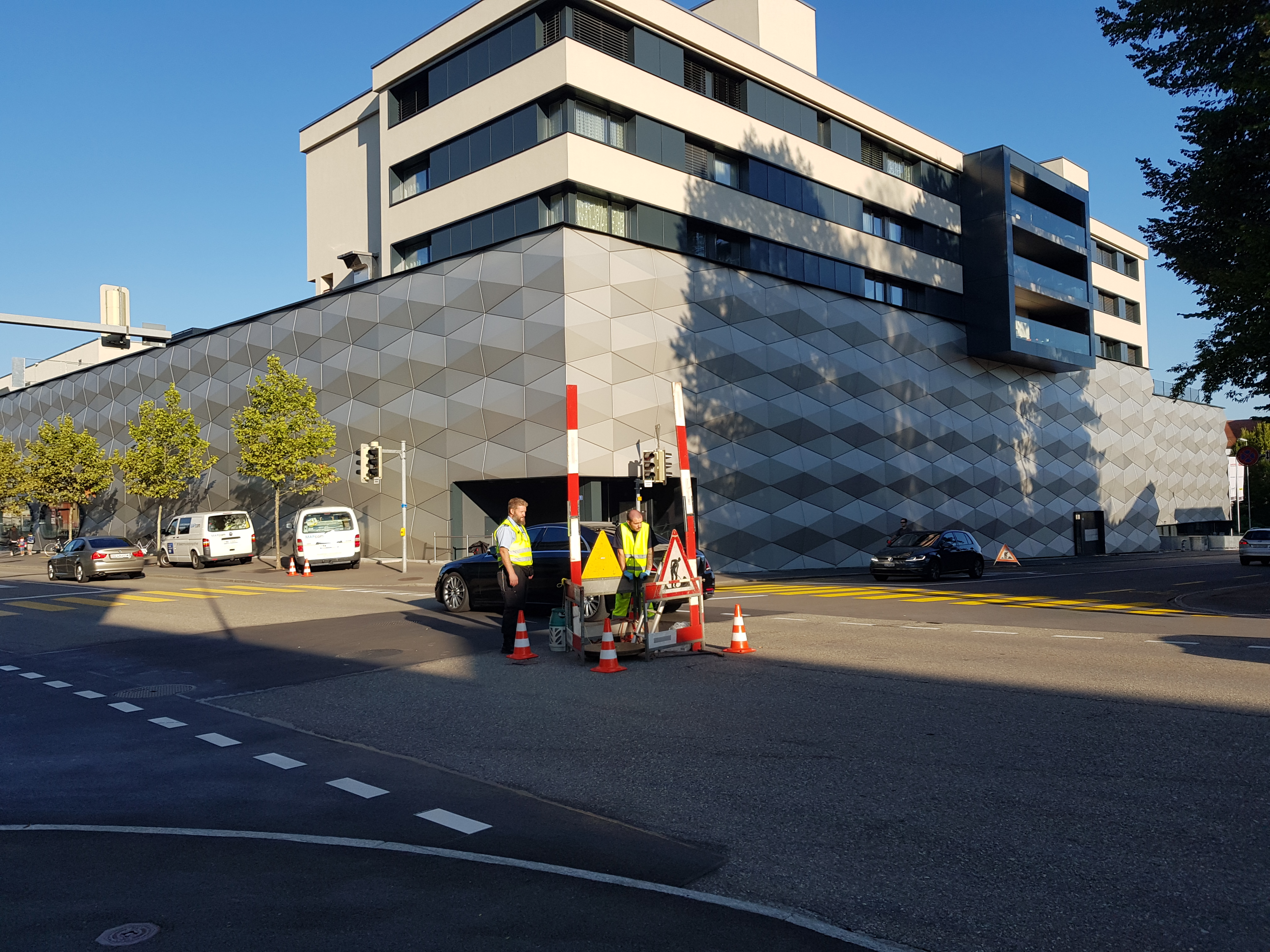 Schachtöffnung auf Kreuzung mit 1 Mitarbeiter zur Absicherung